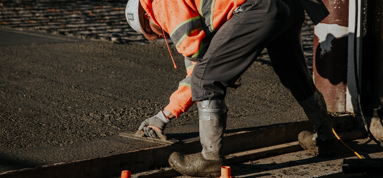 kézi betonsimítás helyett betonsimító gép