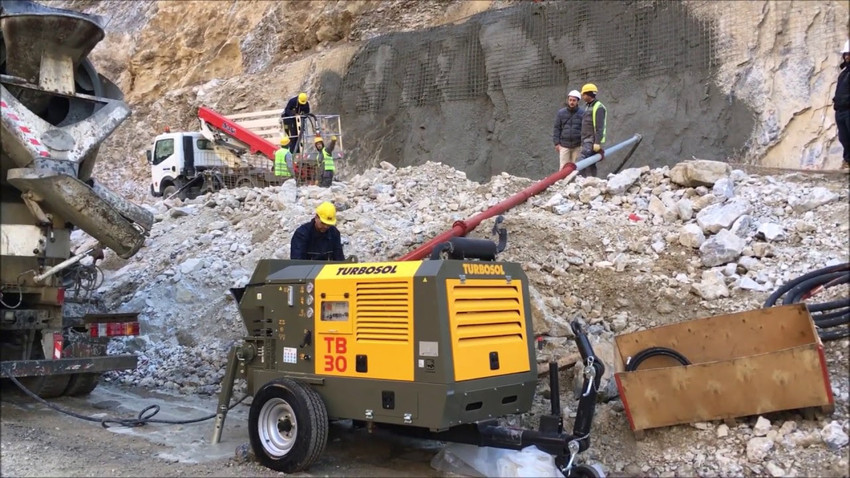 Betonpumpa építkezések és ipari projektek során elengedhetetlen